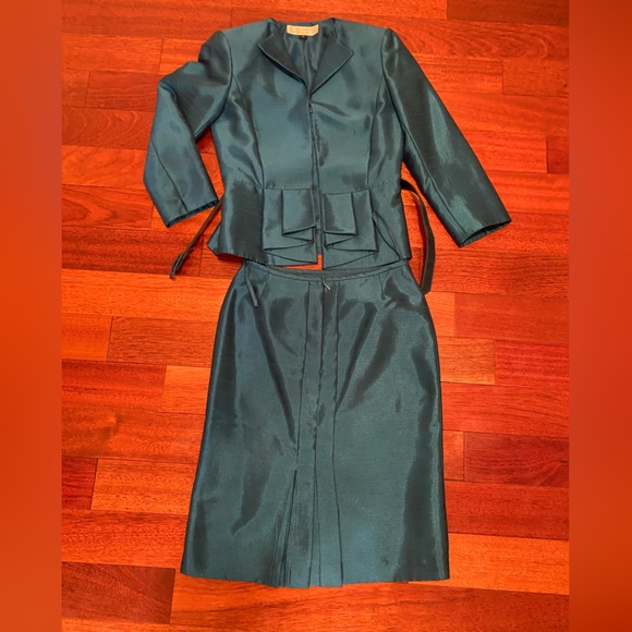 Tahari Skirt Suit - US 2 - Fitted w Pleats & belt for fitted silhouette - Picture 6 of 14